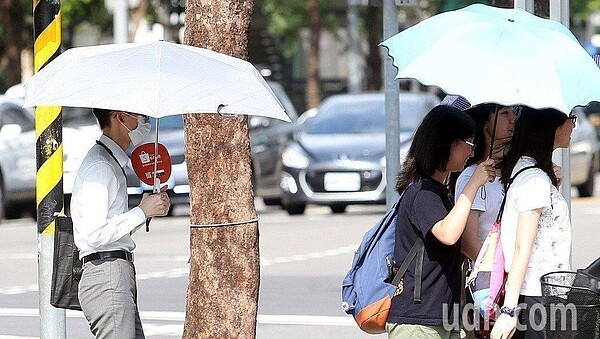 今天各地大多為多雲到晴，白天氣溫偏高。聯合報系資料照