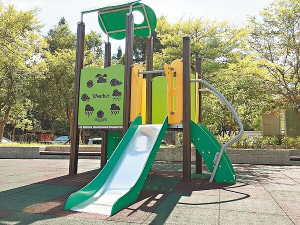 台北市1座「幼幼版溜滑梯」,標榜專屬年幼孩童使用,但滑梯面採用金屬材質,隨著氣溫飆高,溜滑梯成了「炙熱烤板」。 記者張世杰/攝影