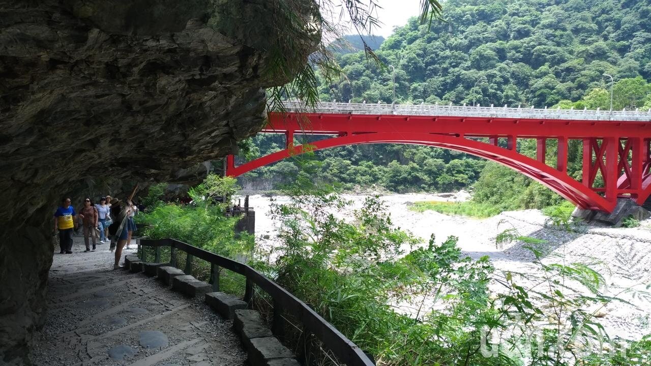 砂卡礑步道傍著砂卡礑溪。記者楊德宜/攝影