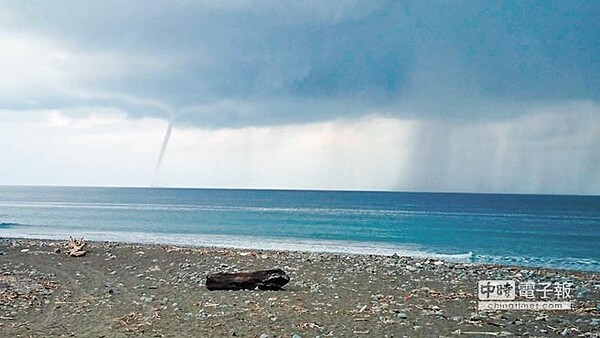 台東縣東部海岸都歷外海出現水龍捲。(楊漢聲翻攝)