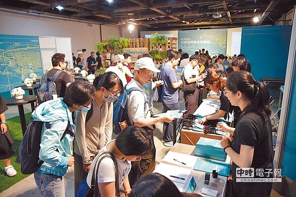 被遺忘的歷史魅力無窮！今年是高雄港築港設驛110周年，高雄市歷史博物館特別舉辦國際論壇，湧入人潮。（李義翻攝）
