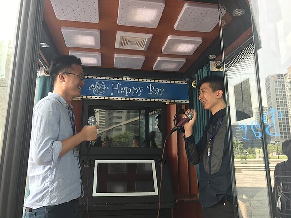 電話亭KTV在商圈夜市林立,越來越流行。 圖/聯合報系資料照片