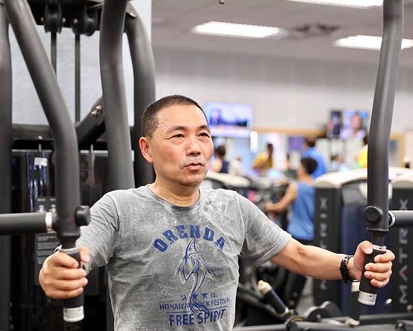 國民黨新北市長參選人侯友宜今在臉書貼文「今天到永和國民運動中心晨運,流汗讓我每天都精神滿滿。」卻遭網友留言爆料侯的團隊硬闖拍攝,嗆侯「是親民還是作秀」。圖/翻攝自侯友宜臉書