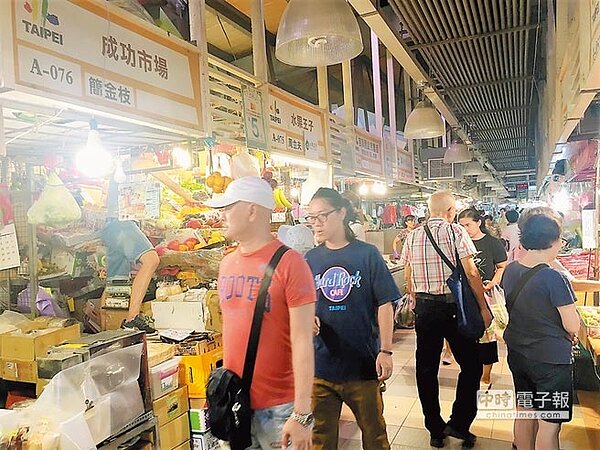 位於台北市大安區四維路上的成功市場生意強強滾，攤商憂心電費開支大幅提升。（吳堂靖攝）