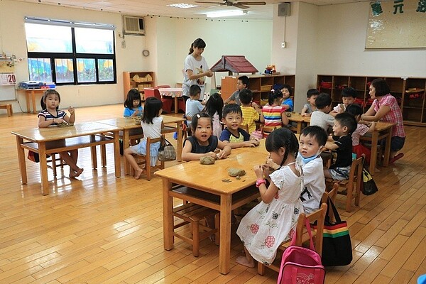衛福部要求提高托育人員薪資,台中市長林佳龍說,因應薪資增加造成收費提高,台中將加碼補助,讓家長負擔不因此變重。圖/台中市新聞局提供