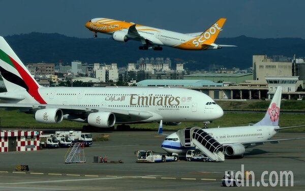 阿聯酋航空每天1班A380巨無霸客機（左）飛航桃園機場，如果不准停靠空橋，只能停放接駁機坪，絕對是航空公司與旅客的夢魘。記者陳嘉寧／攝影 