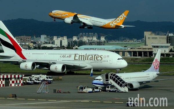 阿聯酋航空每天1班A380巨無霸客機(左)飛航桃園機場,如果不准停靠空橋,只能停放接駁機坪,絕對是航空公司與旅客的夢魘。記者陳嘉寧/攝影