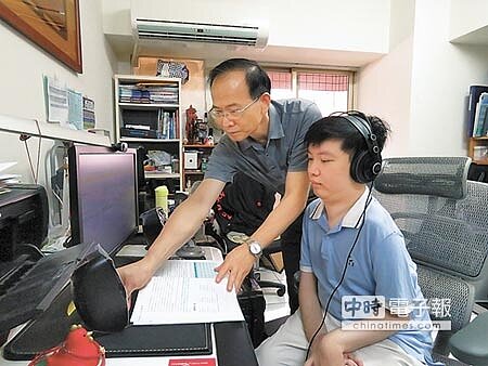 25歲總統教育獎得主林永晏因不明原因四肢萎縮,經長期復健後,雙腿雖可緩慢行走但雙手仍萎縮變形,父母親從小陪伴自創在家教育及復健器材等,父親林慶耀(左)今年獲頒中和區公所模範父親,他說,「要陪伴兒子一直走下去,自己永遠都是18歲。」(葉書宏攝)