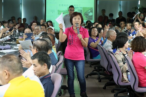 雙鳳里長潘素娥（中）說，不歡迎殯儀館設在里內，里民好不容易買房在這裡，結果附近卻要蓋殯儀館，實在無法接受。記者王敏旭／攝影 