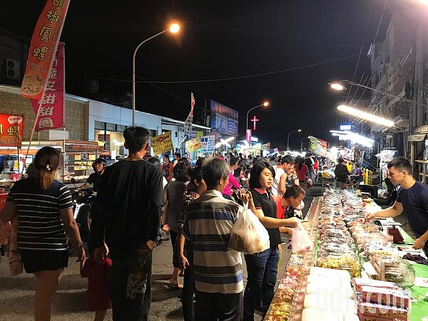 屏東縣東港鎮夜市每周三、六晚間營業,人潮熱絡。記者蔣繼平/攝影
