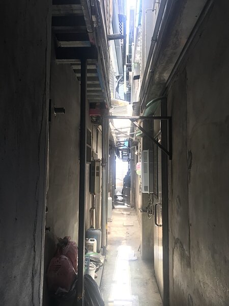 民宅後方防火巷十分狹窄，消防員要以S型方式架梯攀爬。 圖／聯合報系資料照片