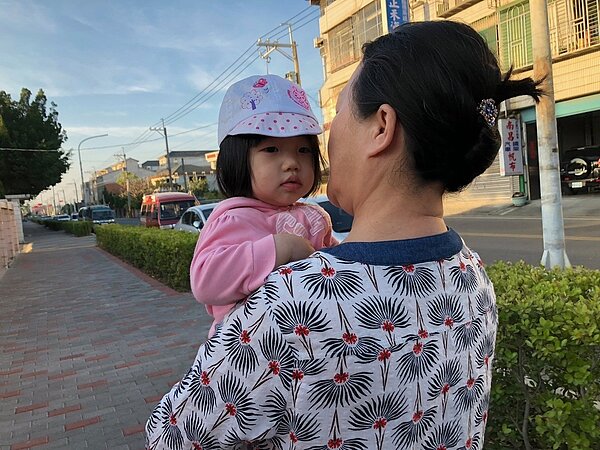 生養小孩費用高，為減輕家長負擔中央推出新版托育補助，不過北市保母多半還在觀望中，經過一周僅108名保母簽新約。 記者陳靖宜／攝影