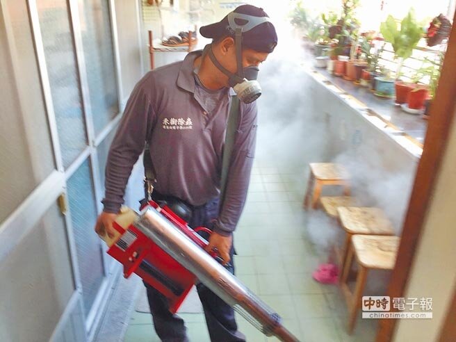 新北市新莊區建安里新增第9例登革熱確診病患,衛生局持續進行大消毒。(吳岳修翻攝)