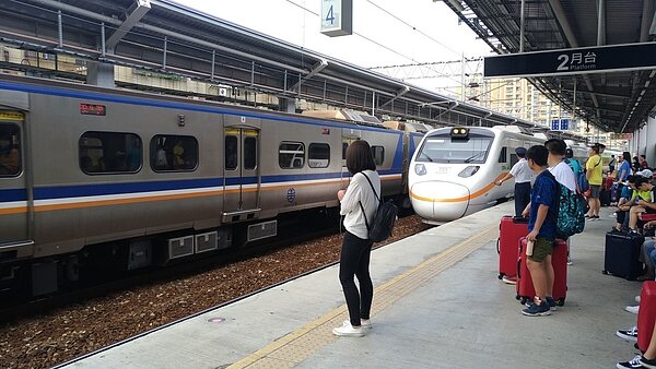 台鐵局為了配合今年高雄、台中新增12車站,預計於今年10月進行年度大改點作業,將有多達200至300多班次將重新調整列車時間。台鐵近日在官網上公告,即日起暫時停售10月12日過後的團體票,待下月6日再正式公告團體票購買時間。圖為台鐵示意圖。 記者楊德宜/攝影