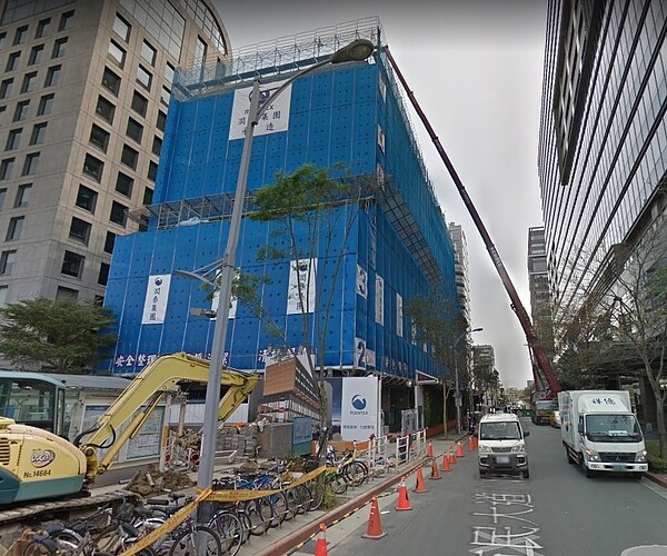 日前在松山車站旁,建商推出458萬買25年建築「使用權」,只需以周邊新案3折價,即可輕鬆購入,引發社會大眾熱議。圖/Googlemap