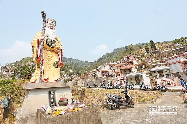 內政部昨通過「非都市土地使用管制規則」修正，讓全台2800座殯葬用地可進行太陽能發電。圖為樹林區第六公墓。（本報資料照片）
