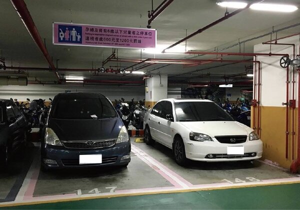 台北市一○一大樓旁的信義廣場地下停車場，四個孕婦幼兒車位裡，有3個車位遭沒有停車證的車輛占用。記者吳姿賢／攝影