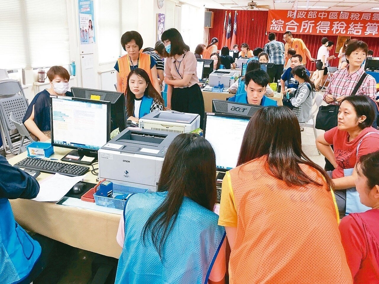 財政部國稅局表示,公司給付員工資遣費設有免稅級距,超過定額免稅部分,應在給付時依規定扣繳。 本報系資料庫