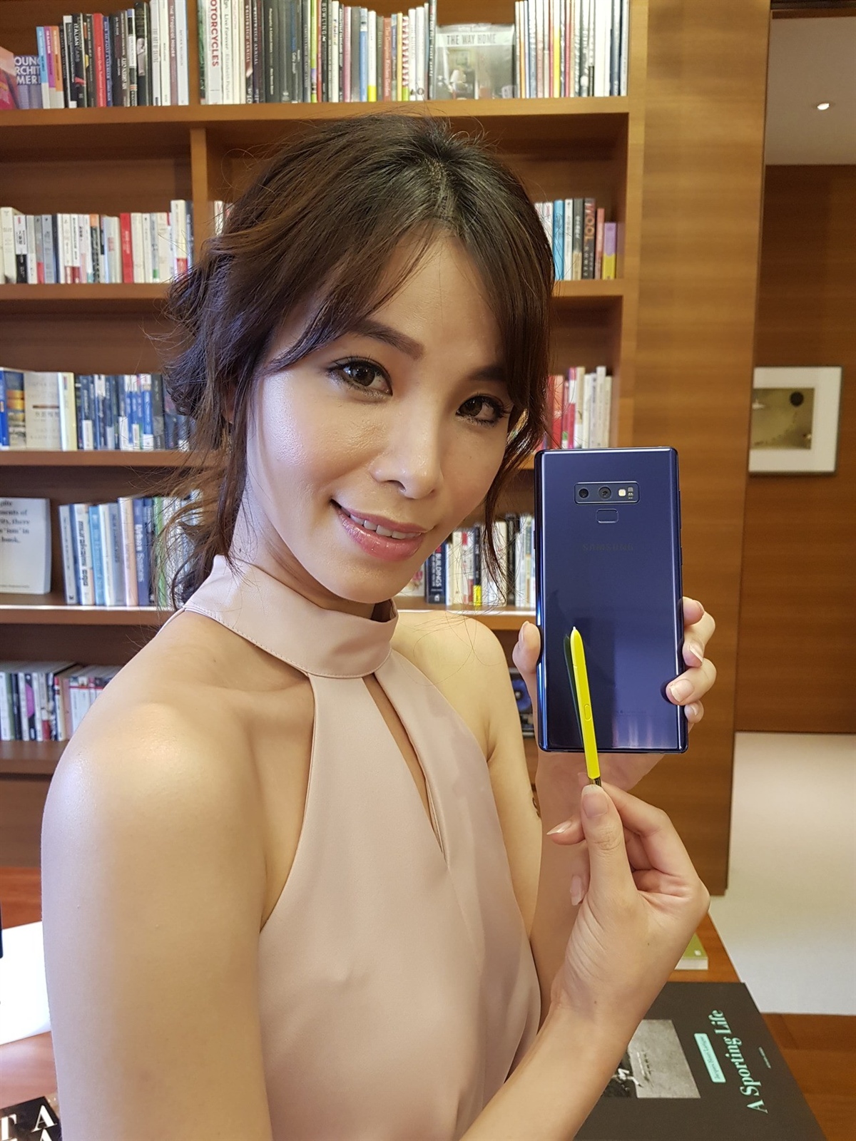 Samsung Galaxy Note 9湛海藍採用大膽撞色設計，配備黃色S Pen。記者陳立儀／攝影
