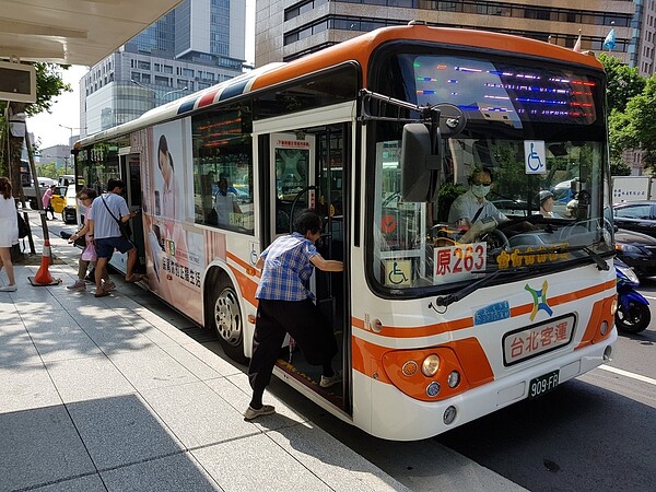 北市公車票價相關補貼預算月來越高，明年度預算近50億元，當中含定期票與幹線公車的公車捷運轉乘優惠補助就占補貼總預算2成多。記者翁浩然／攝影 