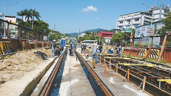 安坑輕軌目前正在僑信路口施作軌道組立及澆置混凝土作業。 圖/新北市交通局提供