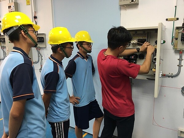 東泰高中水電技術科老師陳永炎表示,水電行業看不到年輕人加入,已出現年齡斷層的現象。 圖/陳永炎提供