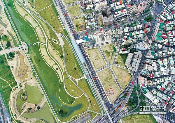 新北市二重疏洪道兩側市地重劃區位於三重區,交通區位良好。(林金池翻攝)