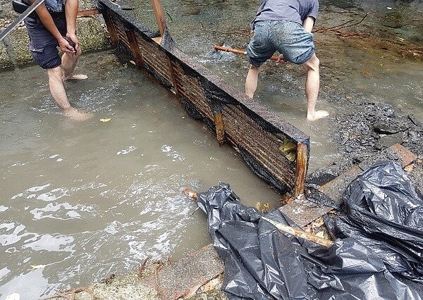 久旱不雨，竟連宜蘭都因地面水量大減，水情拉警報，其中，寒溪汲水口都幾乎已見底要清淤。圖／台灣自來水公司第八區管理處提供
