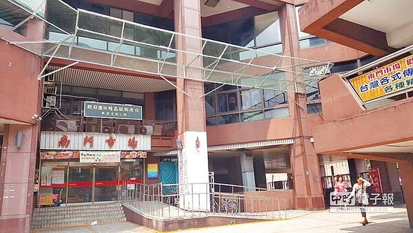 南門市場老舊且配合捷運萬大線興建將拆除重建,預計3年內完成讓攤販重新搬回來營業。 (林縉明攝)