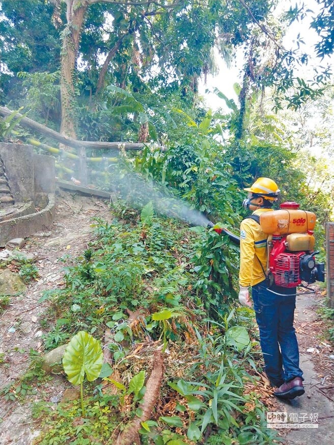 防堵登革熱疫情擴大，北市環保局總動員至案例區域地毯式消毒、清理孳生源。（張立勳翻攝）