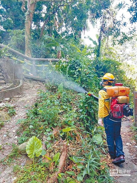 防堵登革熱疫情擴大,北市環保局總動員至案例區域地毯式消毒、清理孳生源。(張立勳翻攝)