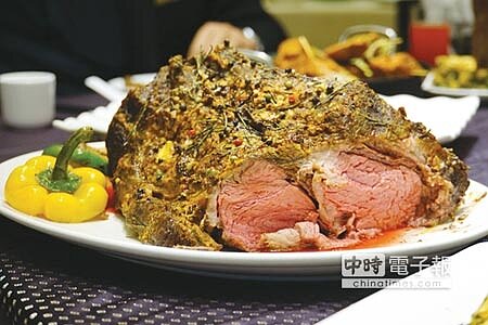 〈芥籽香料烤牛肉〉是用芥末籽、迷迭香與大蒜等辛香料,將整塊牛肉醃漬整整3天後再爐烤,濃郁香料使牛肉更有風味。圖/姚舜