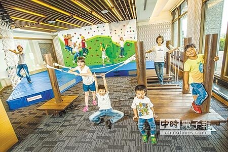 
位在礁溪的長榮鳳凰酒店今夏在館內新增加了「兒童攀岩場」，父母可以藉此讓小朋友動腦也動手腳。圖／礁溪長榮鳳凰酒店
 