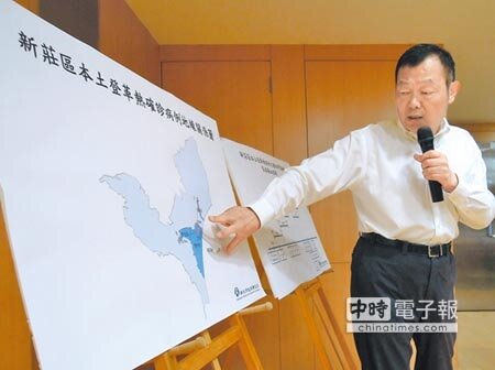 
新北市衛生局長林奇宏10日以新莊區地圖說明登革熱疫情分布情形及狀況。（陳俊雄攝）
 
