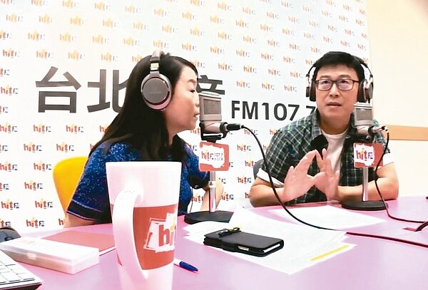 民進黨市長參選人姚文智（右）上午接受廣播專訪。 記者莊琇閔／攝影
