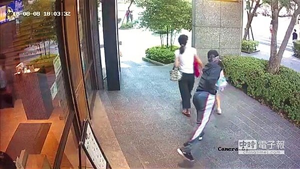 周嫌8日傍晚6時許，在民權東路五段強拉一名路過的女童，所幸在路人見義勇為出面阻擋下，周嫌才未得逞。(林郁平翻攝)