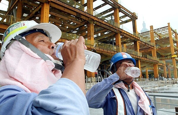 在高溫作業環境中工作,以及戶外工作者,在工作時出現熱傷害,都屬於職業病。 聯合報資料照片 記者曾吉松/攝影