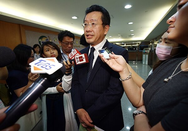 金管會主委顧立雄今天(10日)說,針對比特幣等「虛擬通貨」洗錢防制,金管會已在7月發函金融業,若虛擬通貨的平台業者「沒有辦法做到實名交易」,金融業要拒絕這項交易。 記者/杜建重攝影