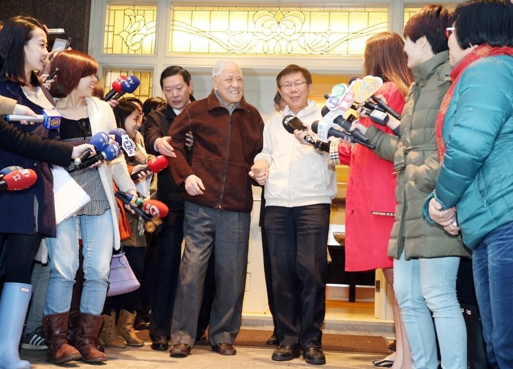 柯文哲（中右）當選台北市長後，曾到翠山莊拜會前總統李登輝（中左）。柯9日傍晚再訪李，被外界解讀是力拚「深綠」選票。 圖／聯合報系資料照片