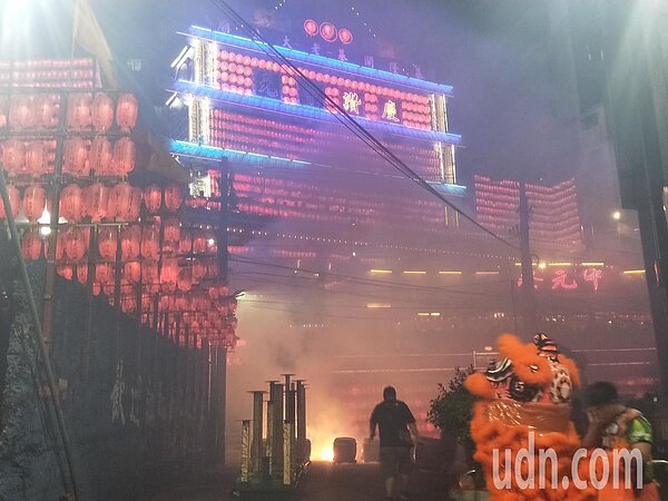 基隆開基老大公廟今天零時準時「開燈」,4000多盞普度公燈一起點亮,象徵替「好兄弟」照路迎接到陽間,接受民眾供奉。記者游明煌/攝影