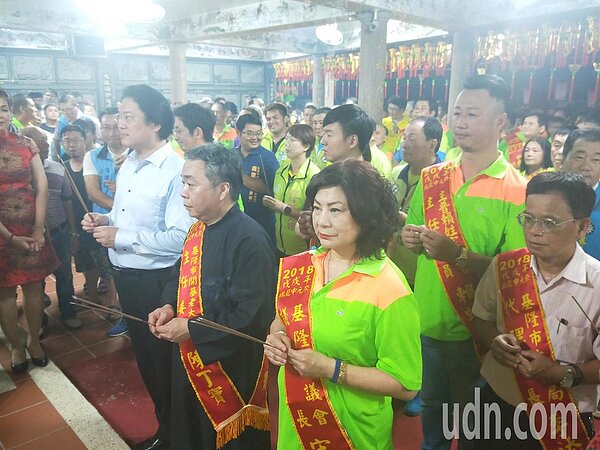 基隆開基老大公廟今天零時準時「開燈」,4000多盞普度公燈一起點亮,象徵替「好兄弟」照路迎接到陽間,接受民眾供奉。記者游明煌/攝影