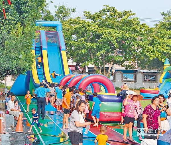 來自屏東的何爺爺跳跳屋氣墊樂園,10日起連續3天在嘉義縣大林鎮三和國小開放民眾免費參加。(張亦惠攝)