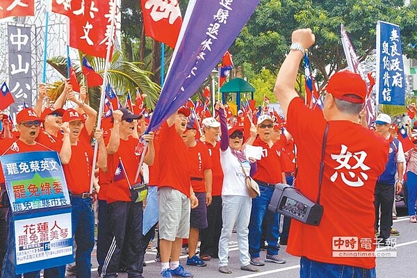 司法院大法官對6縣市政府提出的年改釋憲案,決議不受理。圖為5月花蓮與金門縣府捍衛權益,攜手提出釋憲案。(本報資料照片)