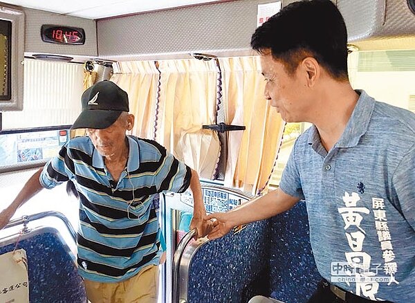 屏縣議員參選人黃昌源(右)體驗市區公車,認為要提高使用率必須重新規畫路線。(林和生翻攝)