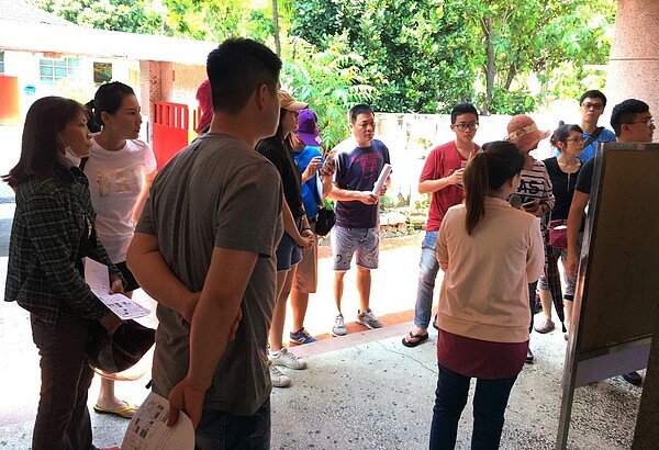 高雄市推出全國首創的眷村民宿政策,在鳳山黃埔新村、左營建業新村釋出27戶,已累積超過千人次看屋。圖/高雄市文化局提供