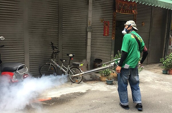 新北市衛生局昨天再度派員到新莊區建安里噴消。記者張曼蘋/攝影