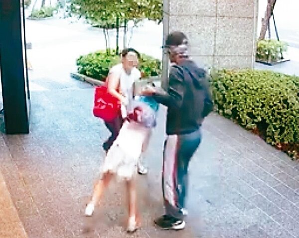 周姓男子當著吳姓婦人面前強拉其七歲女兒,女童雙腳騰空險些跌倒。 記者李奕昕/翻攝