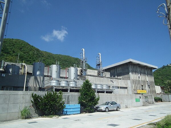 台電再生能源處長陳一成今(10)日表示,台電在綠島鑽探即將進入覆蓋層,預計9月鑽探到地面下1公里深,並計畫設置2MW地熱發電廠。圖為台電綠島發電廠。 報系資料照/記者尤聰光攝影