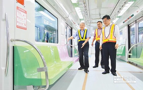 北捷機工處副處長許宗賢(左)10日向台中市長林佳龍(右)介紹車廂內部空間,體驗貼心座椅。(盧金足翻攝)