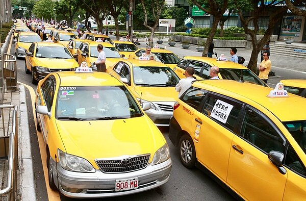 因Uber危及生計,過去計程車曾多次串聯,發起抗爭活動。圖/聯合報系資料照片